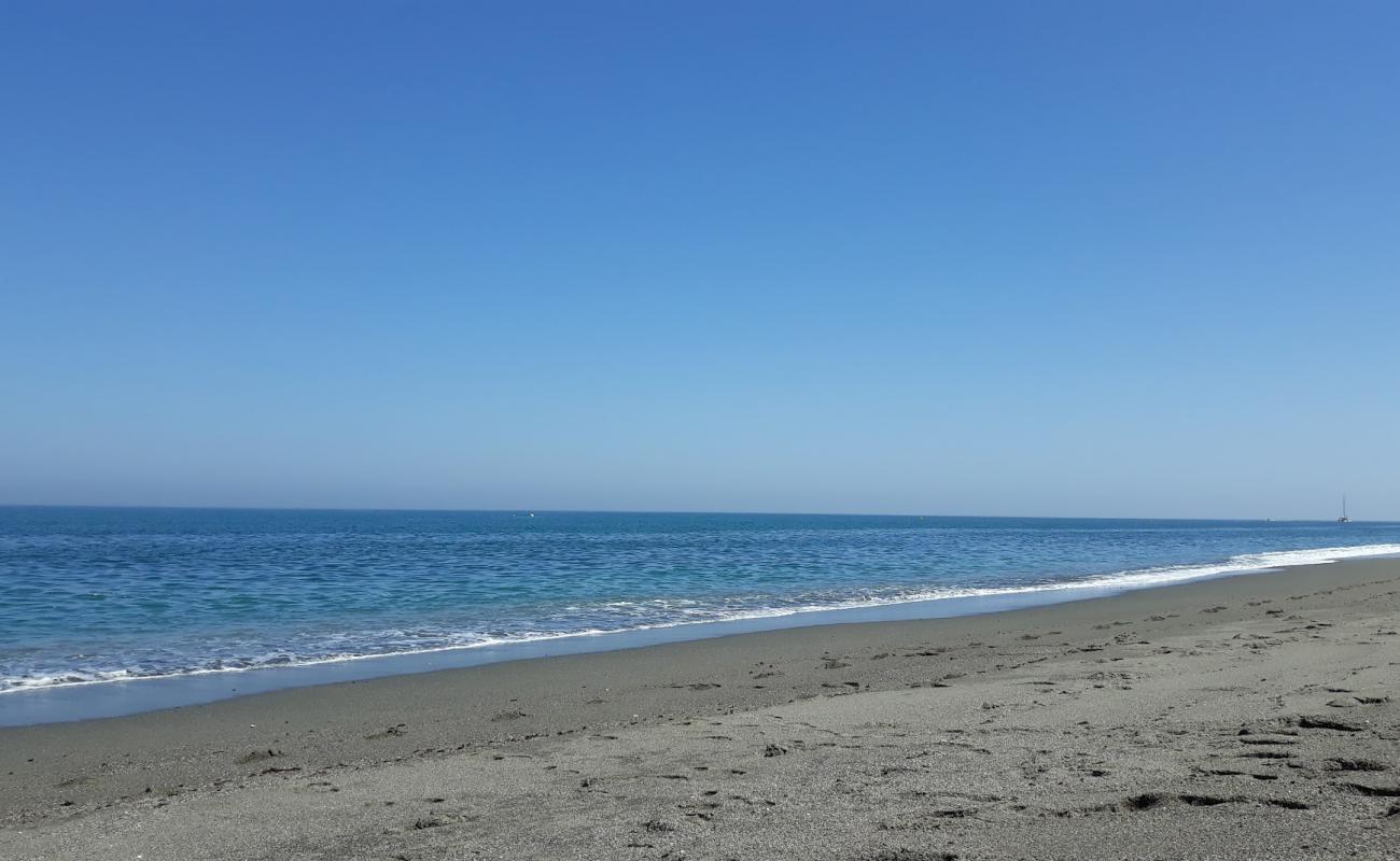 Foto de Playa los Toros con arena gris superficie