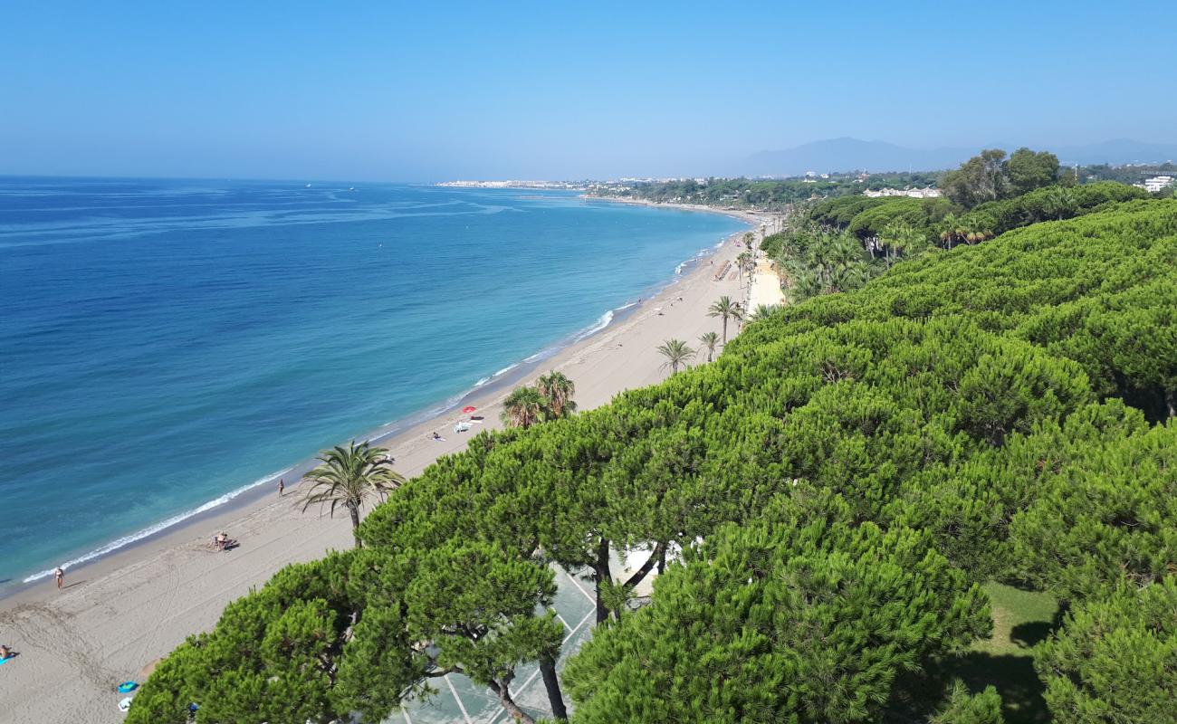 Foto de Playa de Nagüeles con arena gris superficie