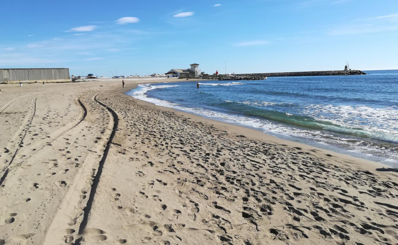 Foto de Playa de Cabopino con arena gris superficie