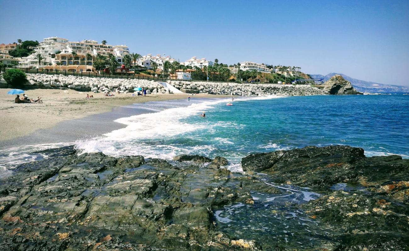 Foto de Playa Faro de Calaburras con arena gris superficie