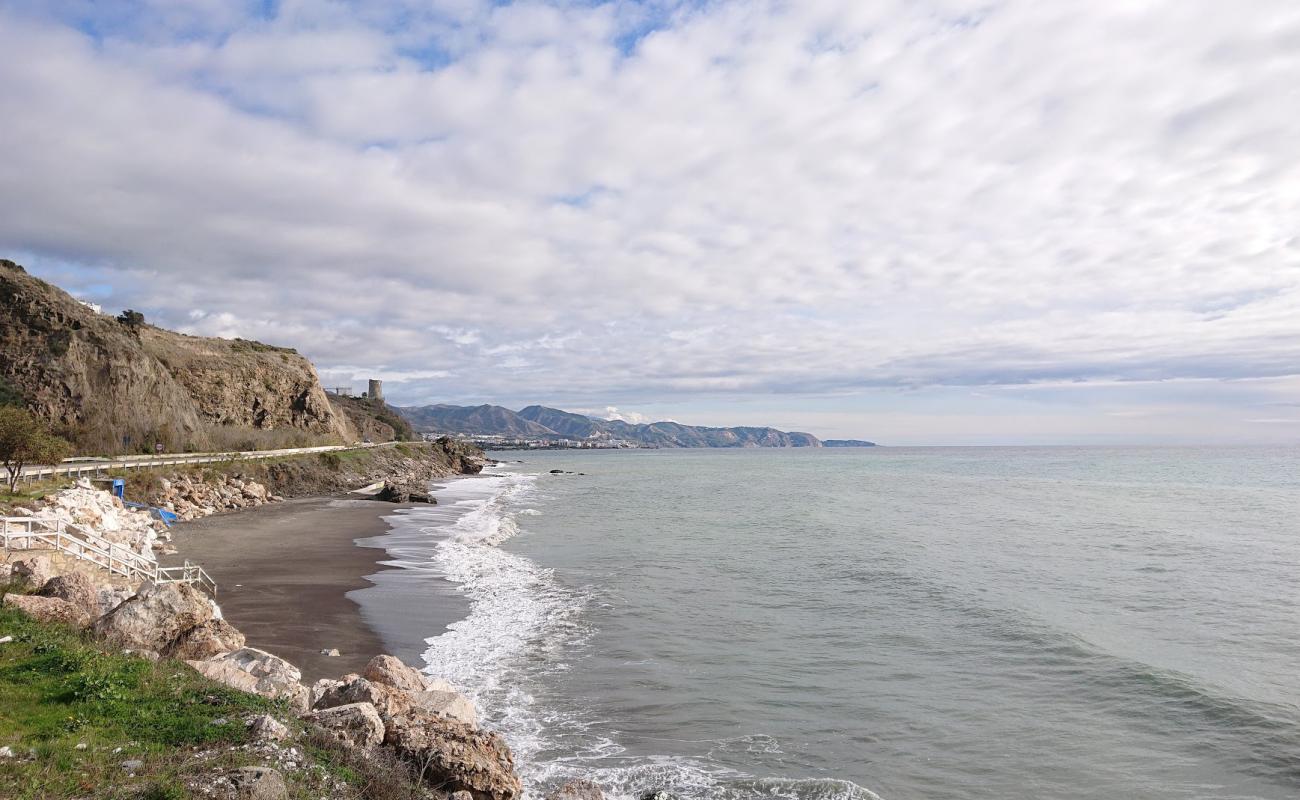 Foto de Mazagarrobo beach con arena gris superficie