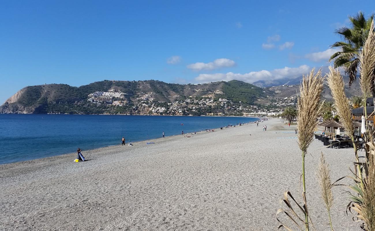 Foto de Playa de la Herradura con guijarro fino gris superficie