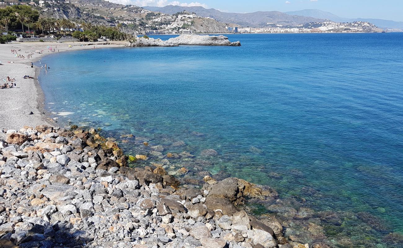 Foto de Playa Marina del Este con guijarro fino gris superficie