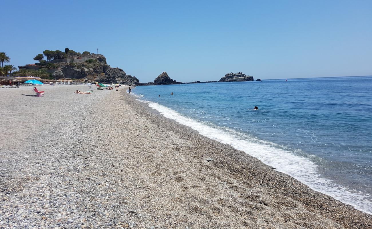 Foto de Almuñécar beach con guijarro fino gris superficie