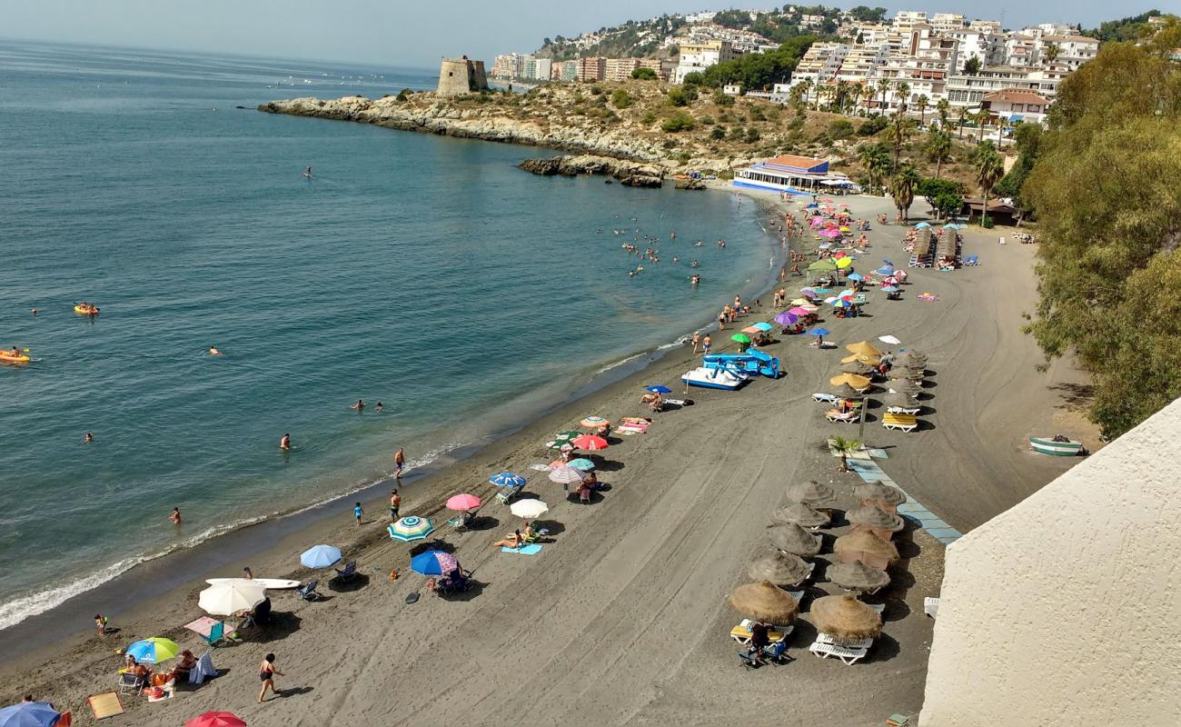 Foto de Playa del Pozuelo con arena gris y guijarros superficie