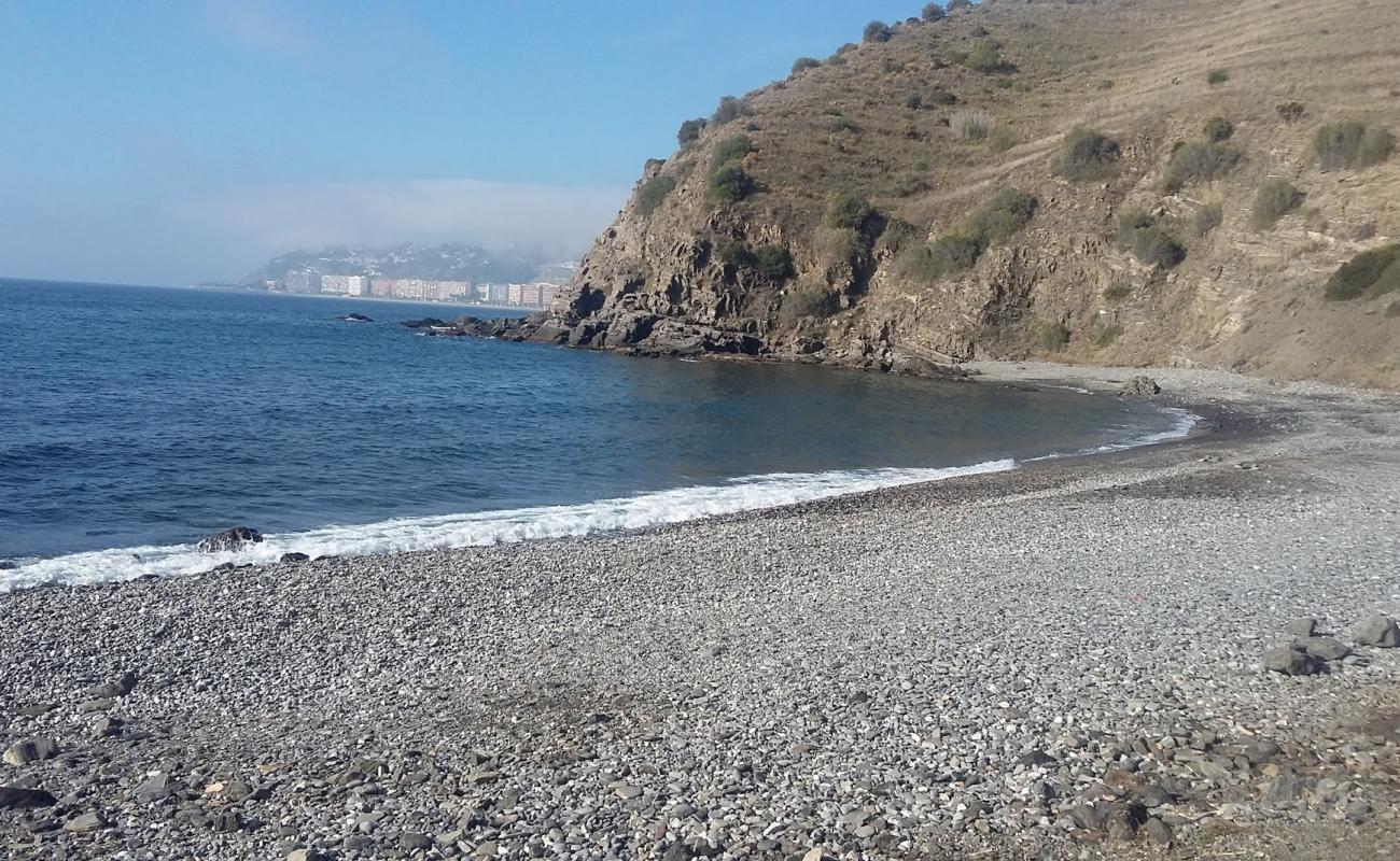 Foto de Playa Barranco de Enmedio con guijarro fino gris superficie