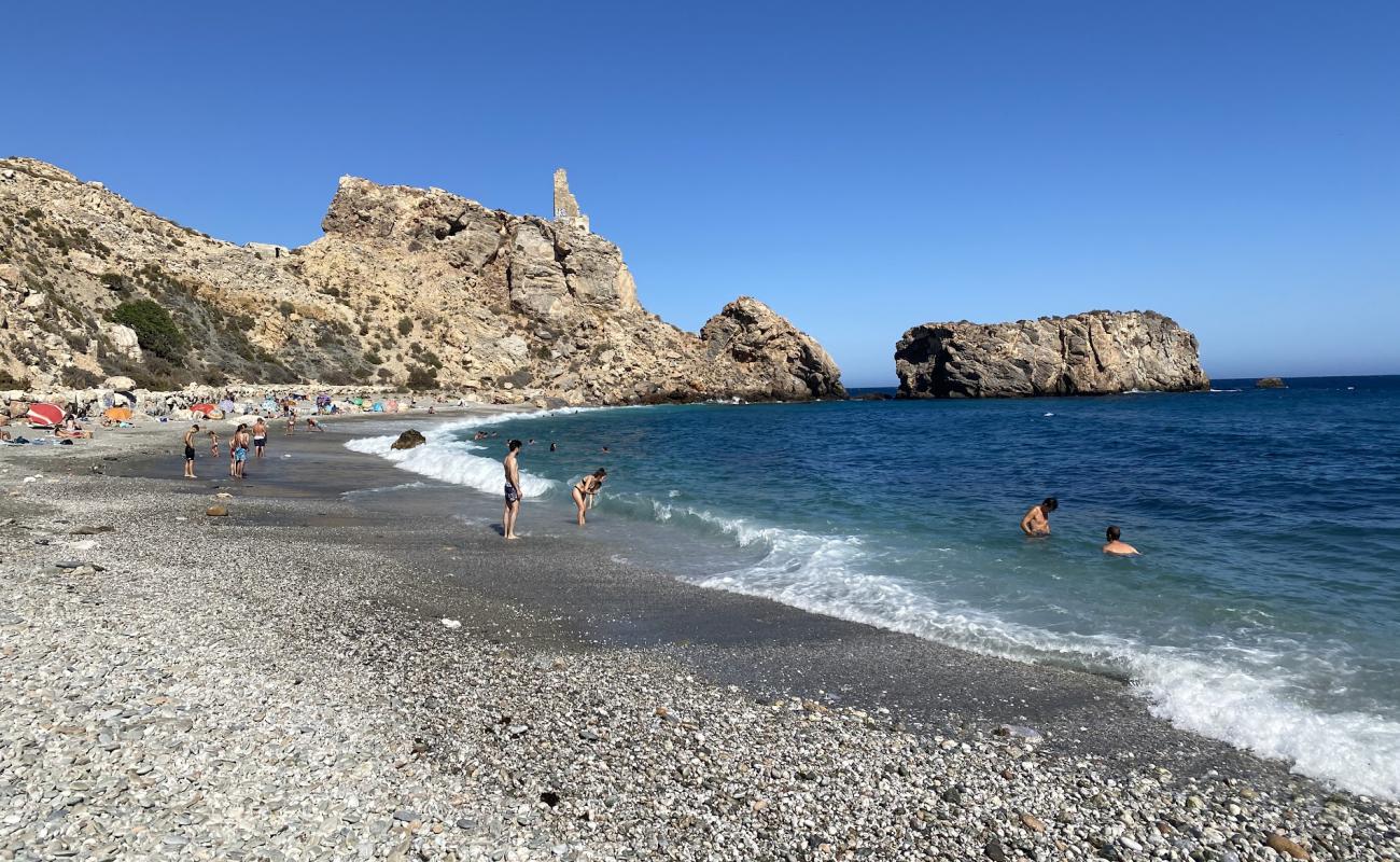 Foto de Playa la Rijana con guijarro fino gris superficie