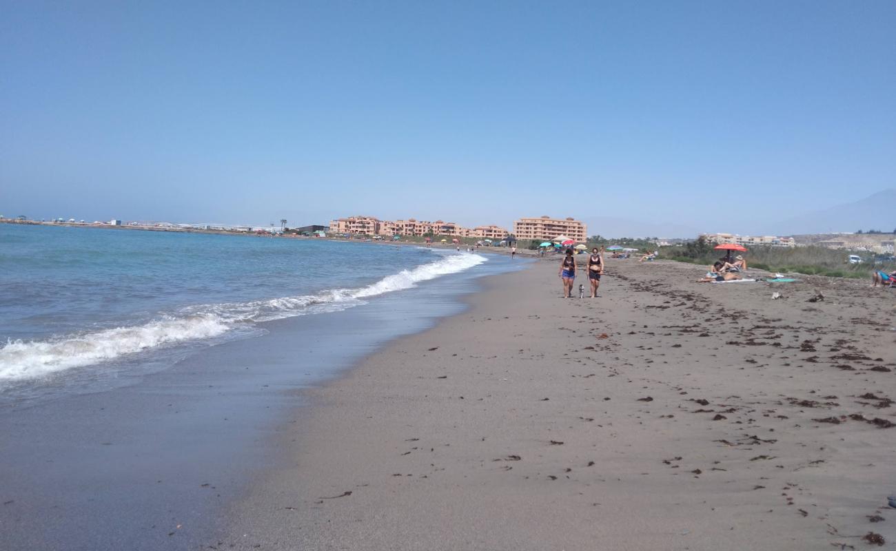 Foto de Playa de Almerimar con arena gris superficie