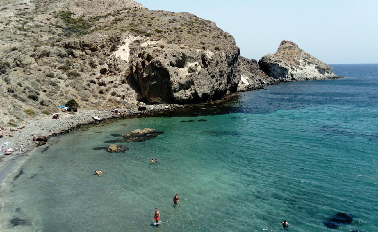 Foto de Cala Higuera con guijarro oscuro superficie