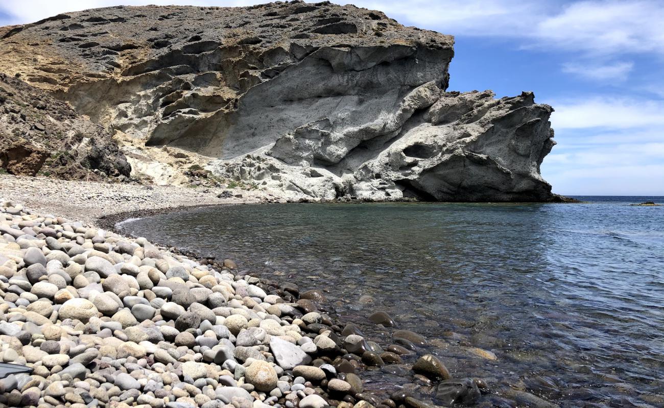 Foto de Cala Grande de los Escullos con guijarro gris superficie