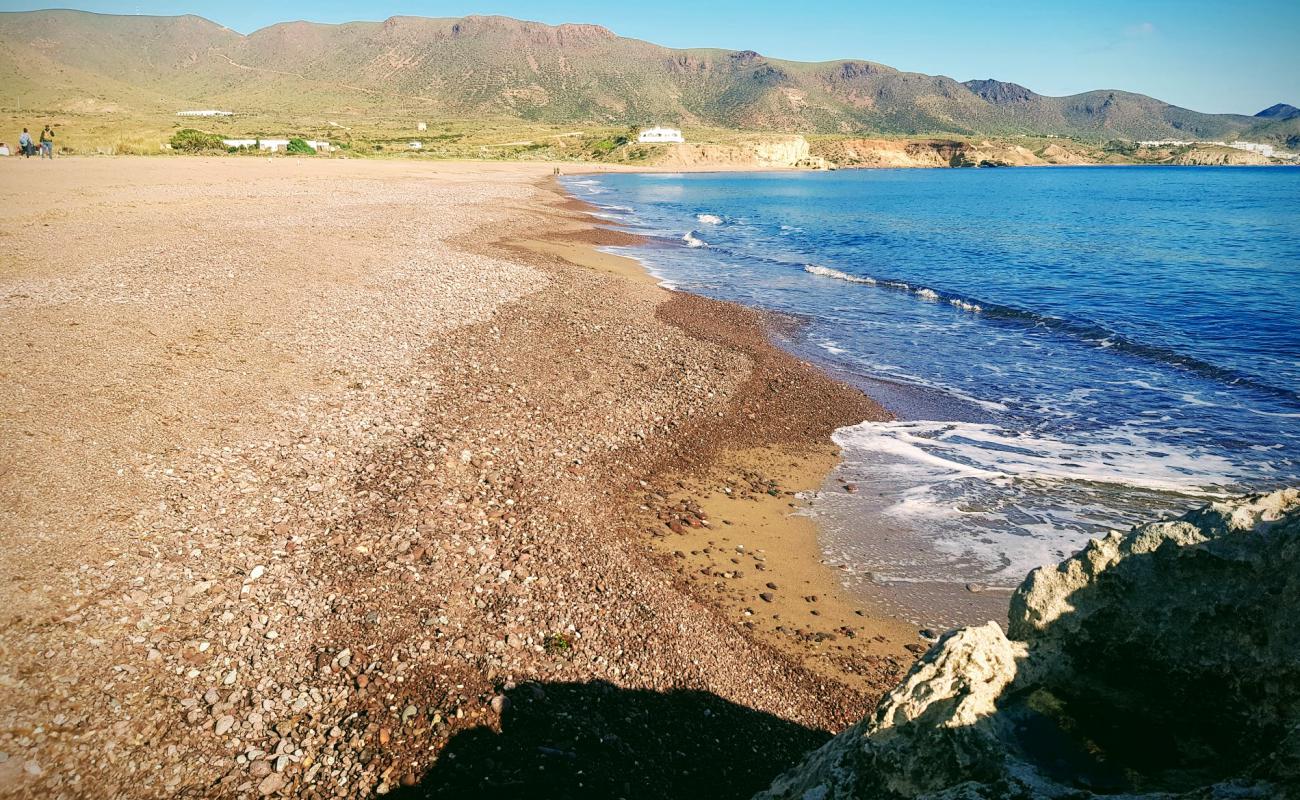 Foto de Playa Los Escullos con arena gris superficie