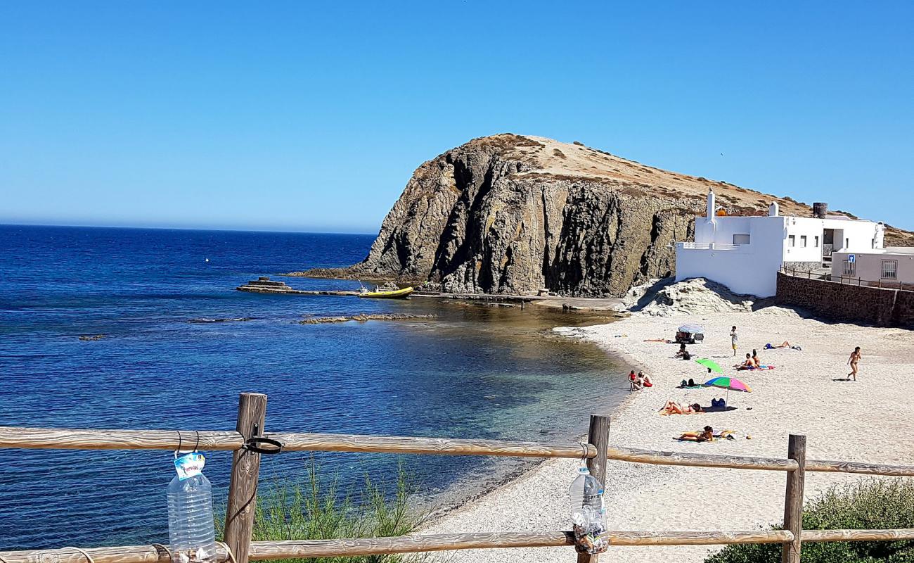 Foto de La isleta beach con arena gris superficie