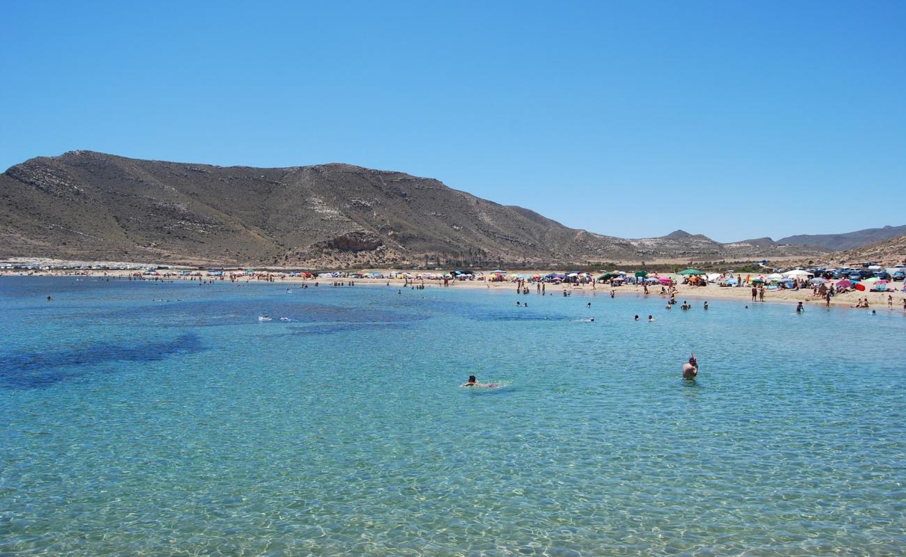 Foto de Playa Rodalquilar con arena oscura superficie