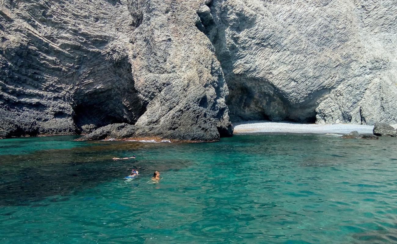 Foto de Cala Puente con guijarro fino gris superficie