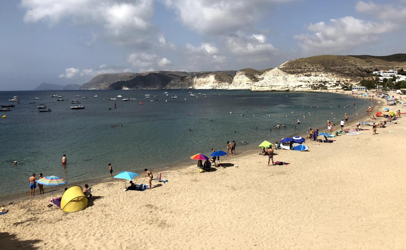 Foto de Playa Agua Amarga con arena oscura superficie