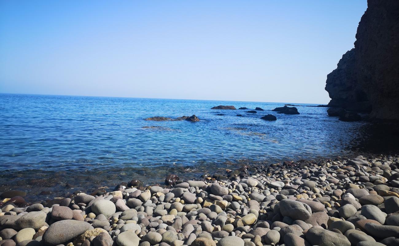 Foto de Cala los Mendrugos con guijarro gris superficie