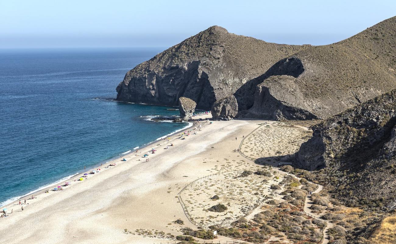 Foto de Playa de los Muertos con arena de concha brillante superficie