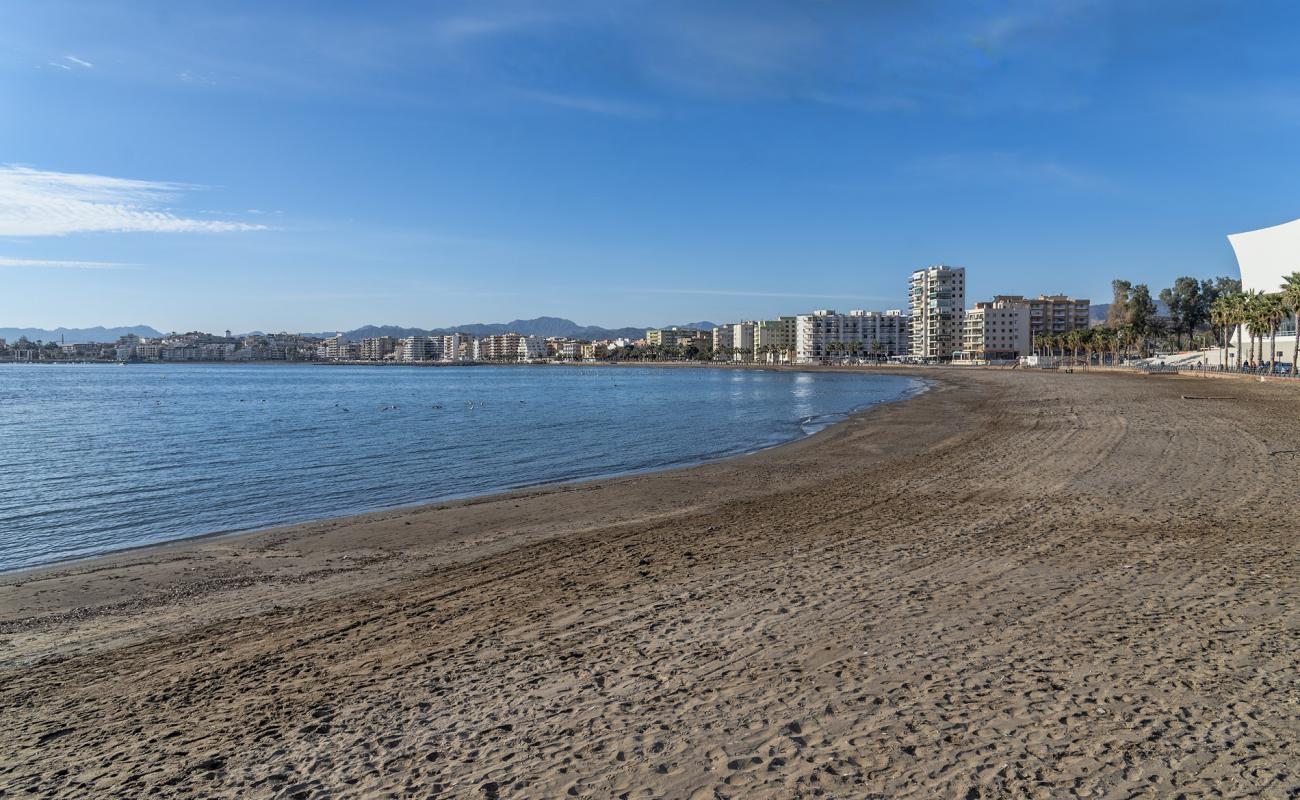 Foto de Playa de las Delicias con arena/guijarros negro superficie