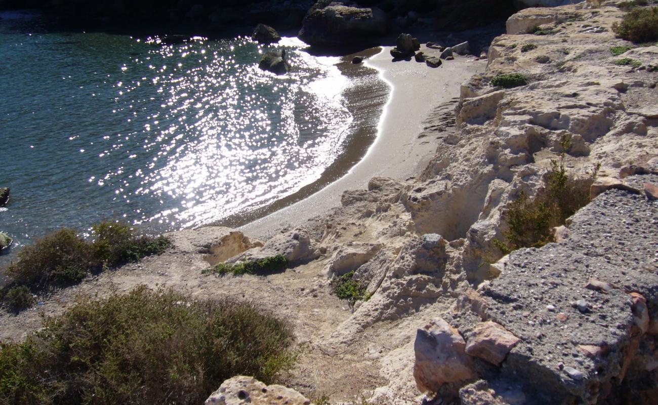 Foto de Playa de Calabarrilla con arena oscura superficie