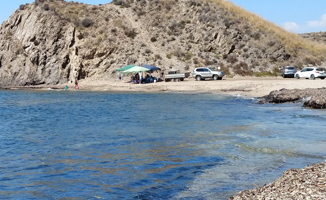 Foto de Cala del Pino con arena oscura superficie