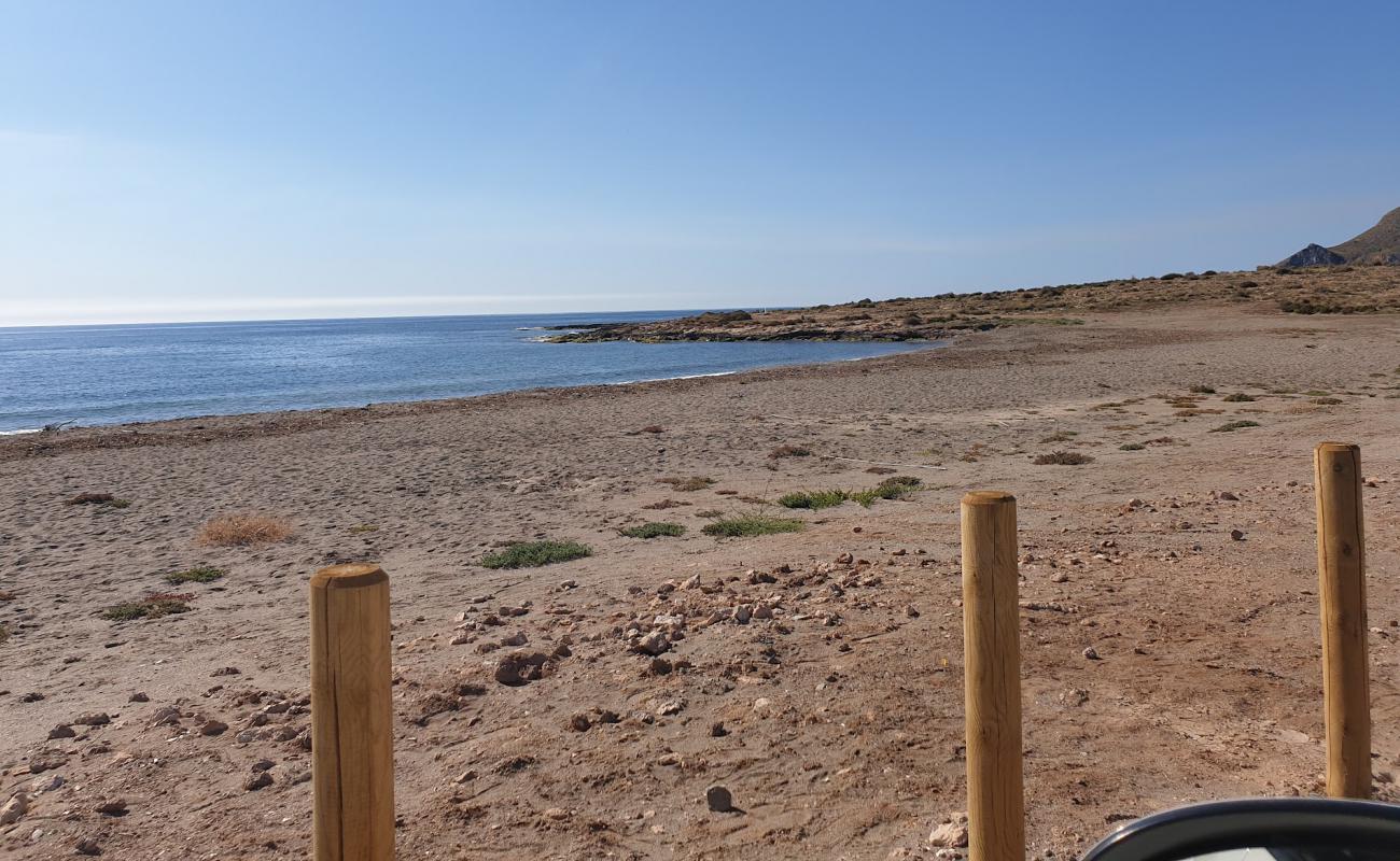 Foto de Playa del Rafal con arena/guijarros negro superficie