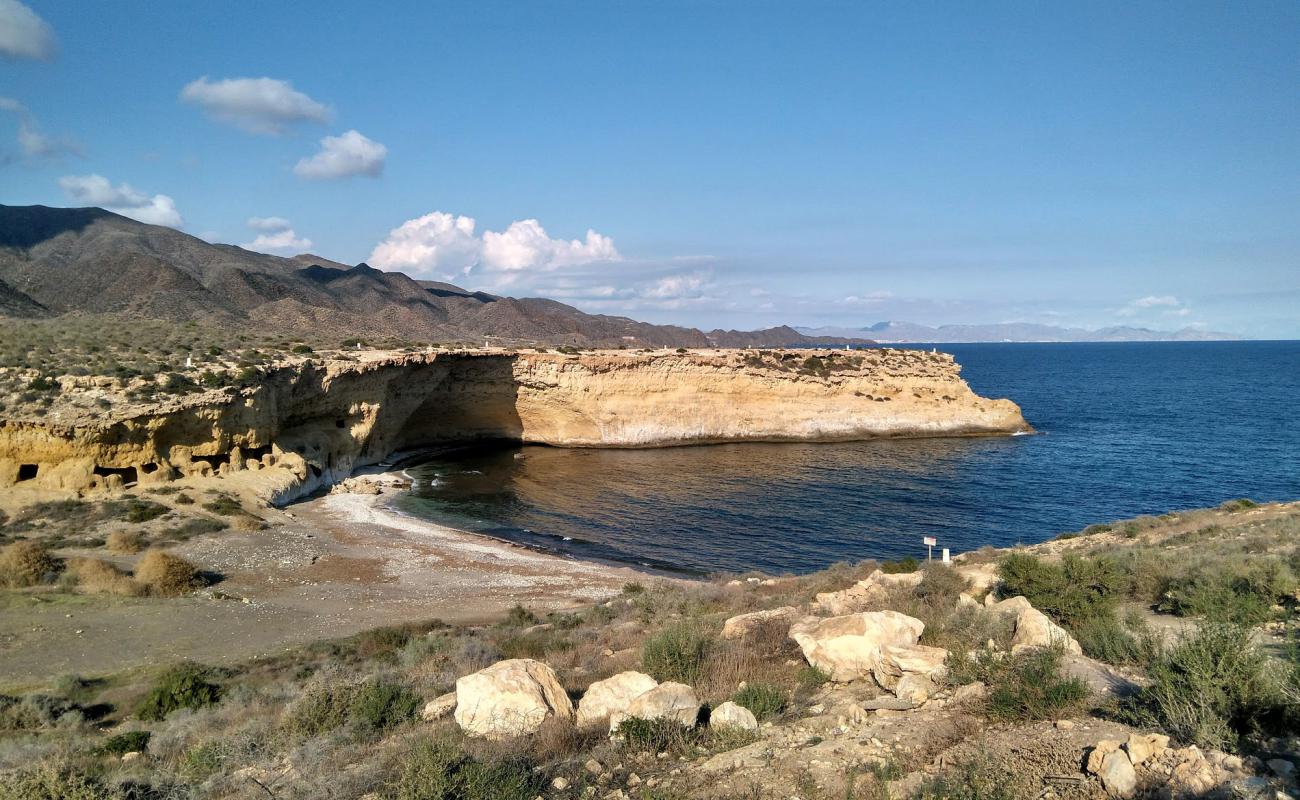 Foto de Cala Blanca con arena gris y guijarros superficie