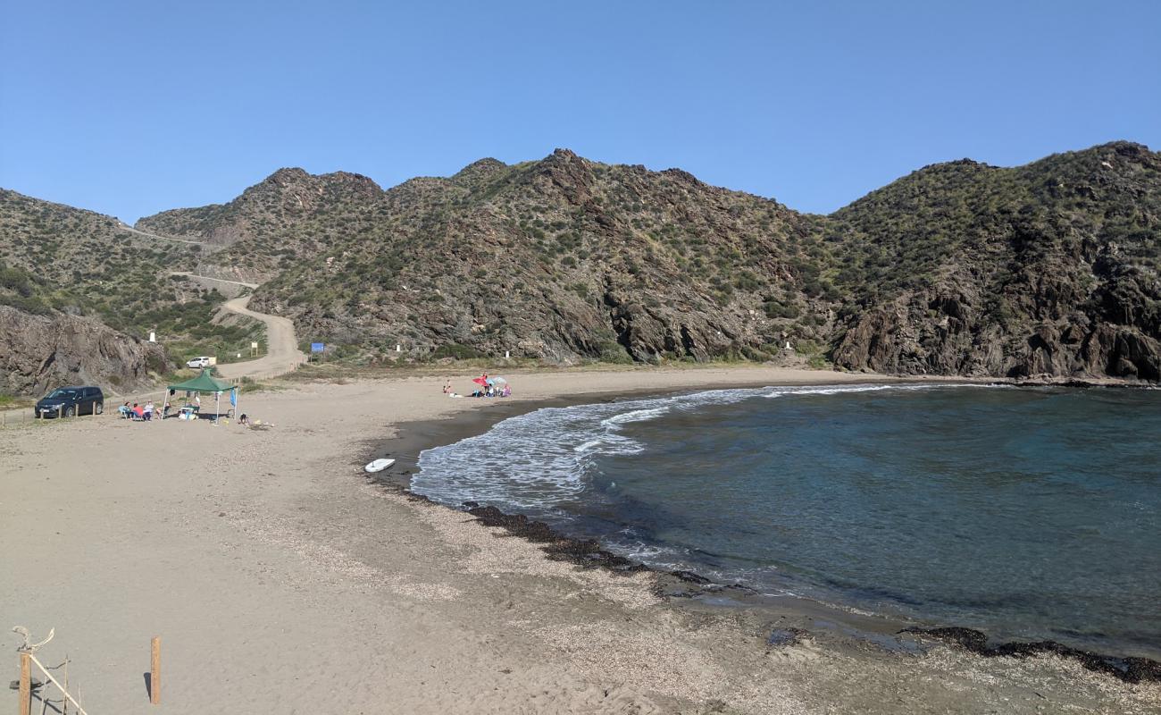 Foto de Playa del Siscal con arena oscura superficie