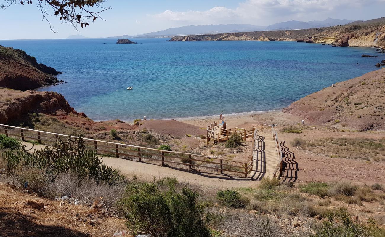 Foto de Playa de Bolnuevo con arena/piedras marrón superficie