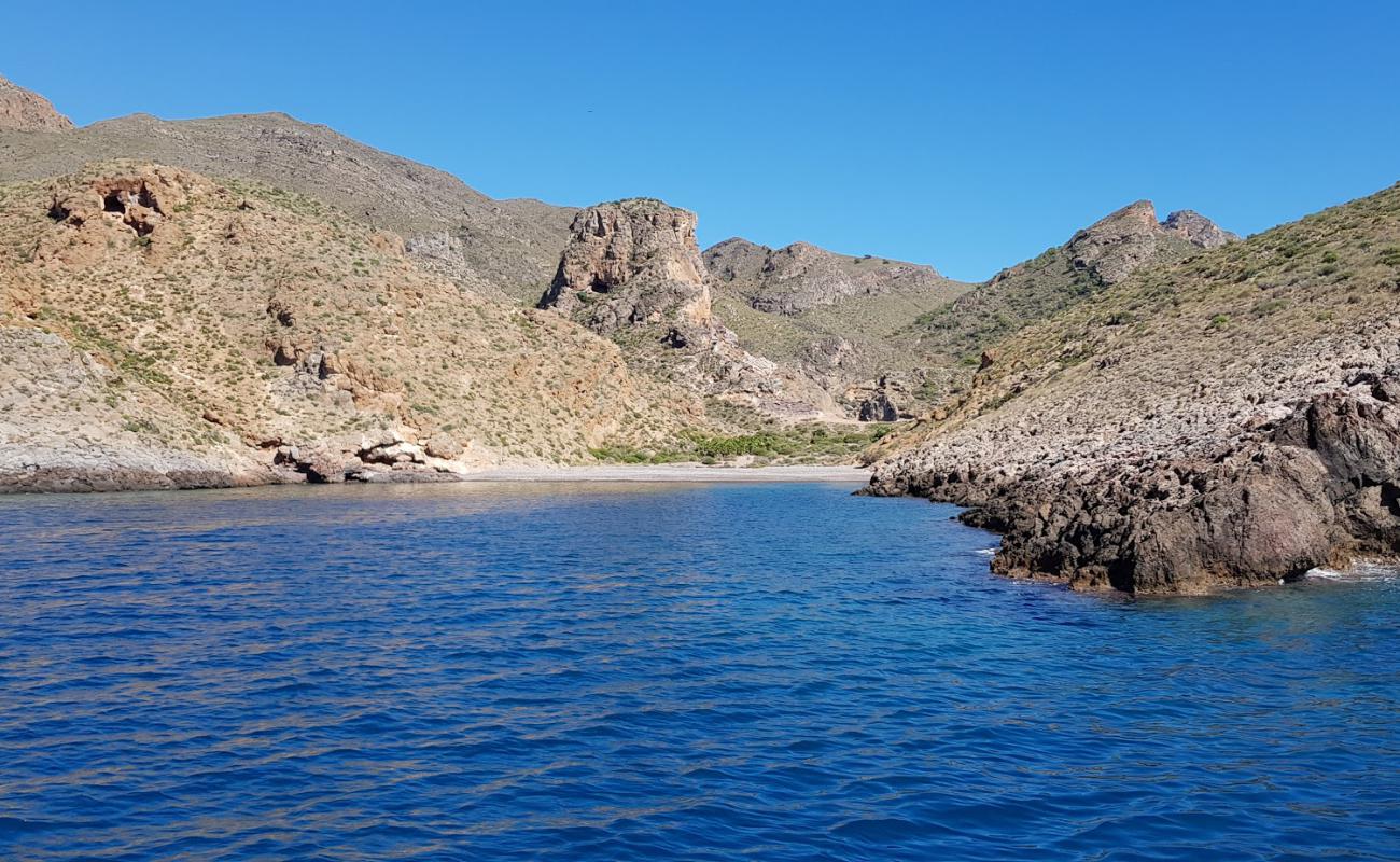 Foto de Playa Cala Cerrada con guijarro fino gris superficie