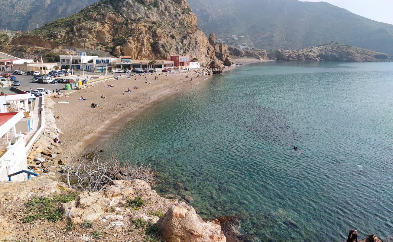 Foto de Playa El Portús con arena/guijarros negro superficie