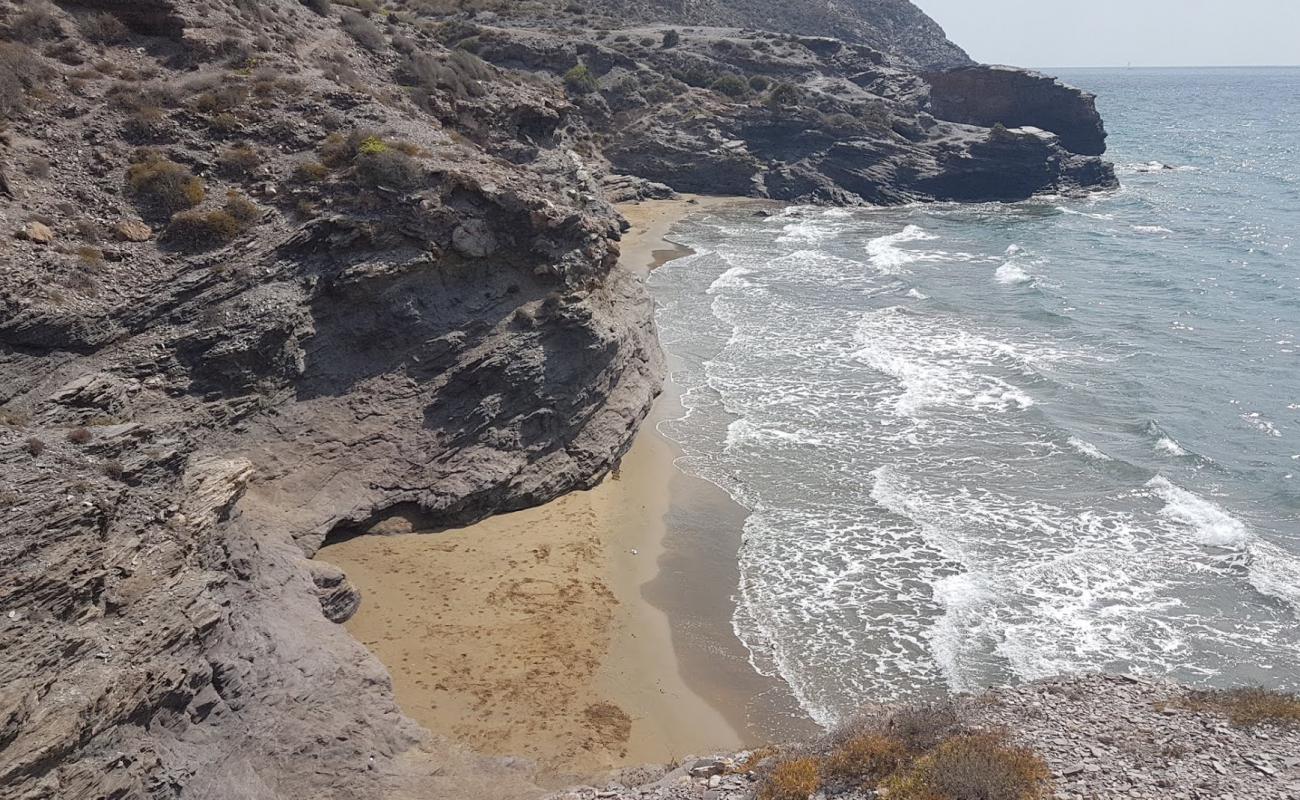 Foto de Cala de las Mulas con arena oscura superficie