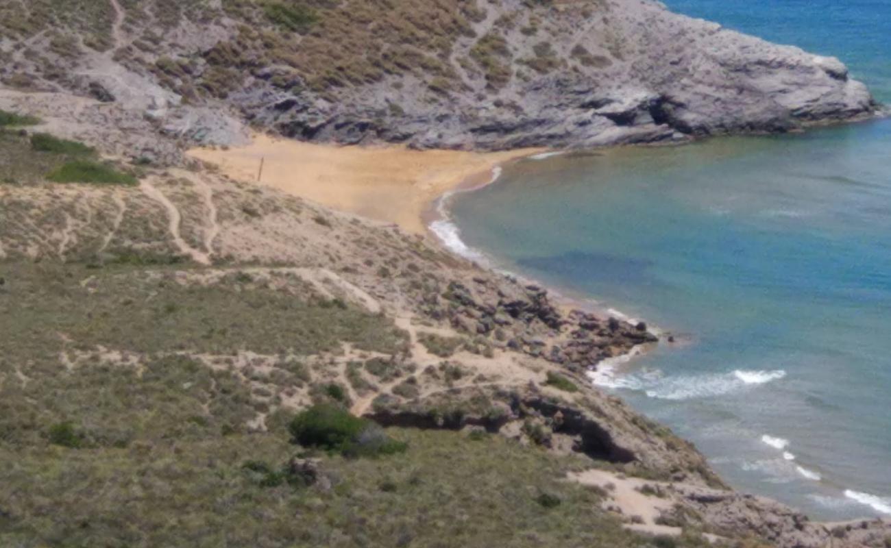 Foto de Cala de Huncos con arena oscura superficie