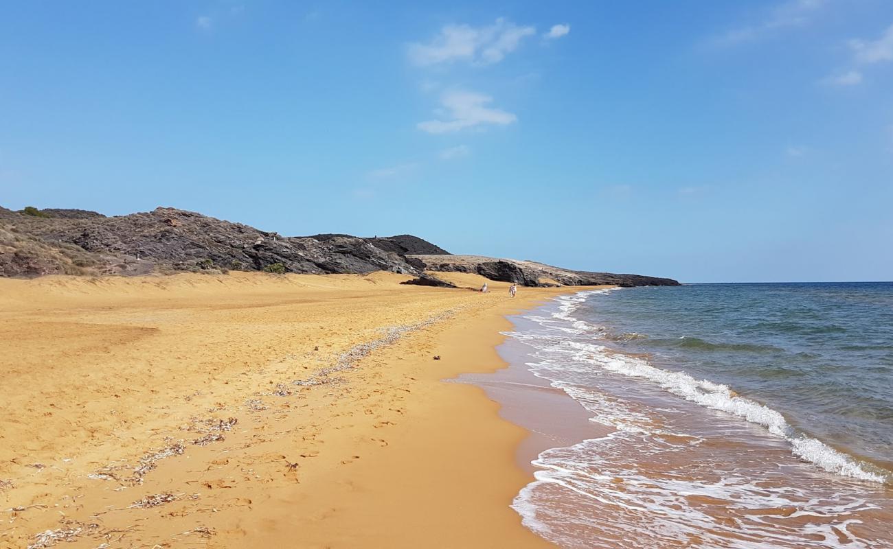 Foto de Playa Negrete con arena oscura superficie