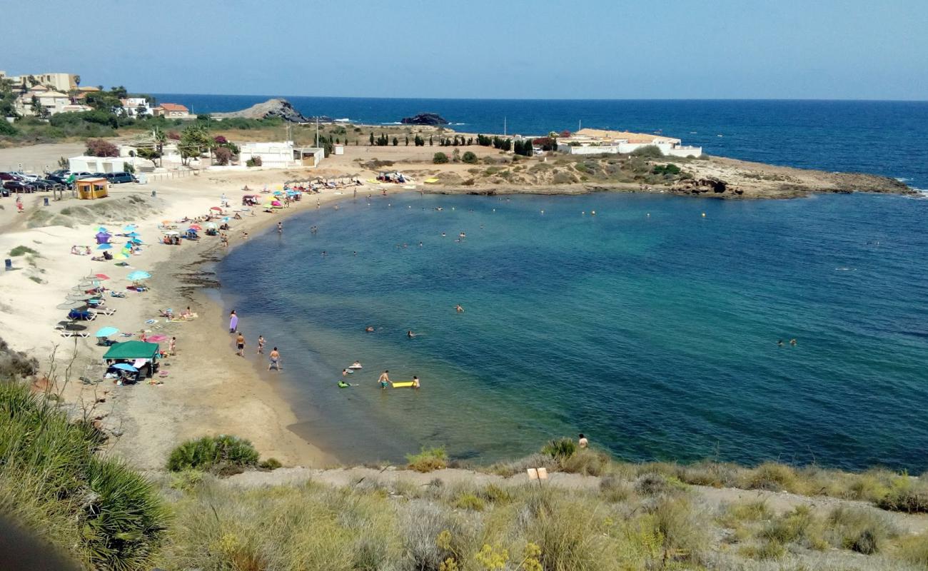 Foto de Cala Reona con arena/guijarros negro superficie