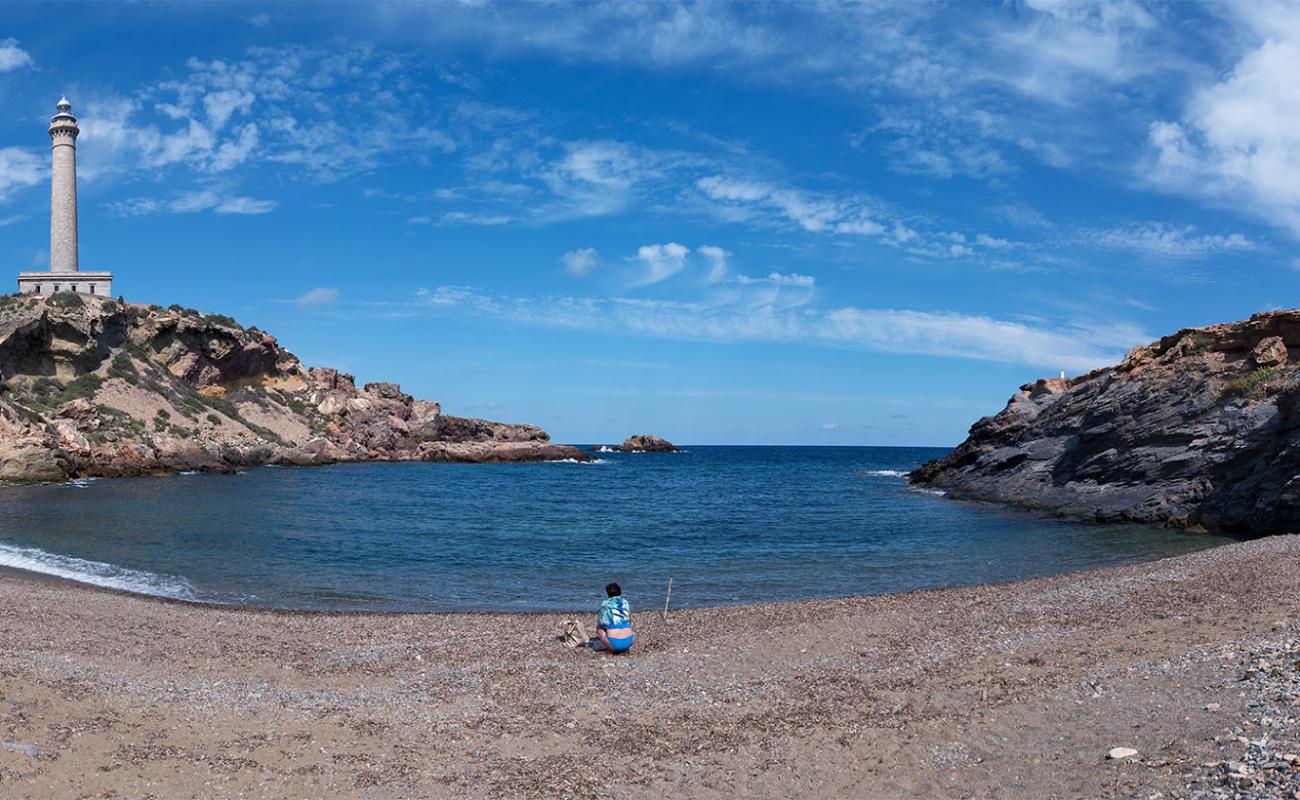 Foto de Playa de la Calafría con arena gris y guijarros superficie