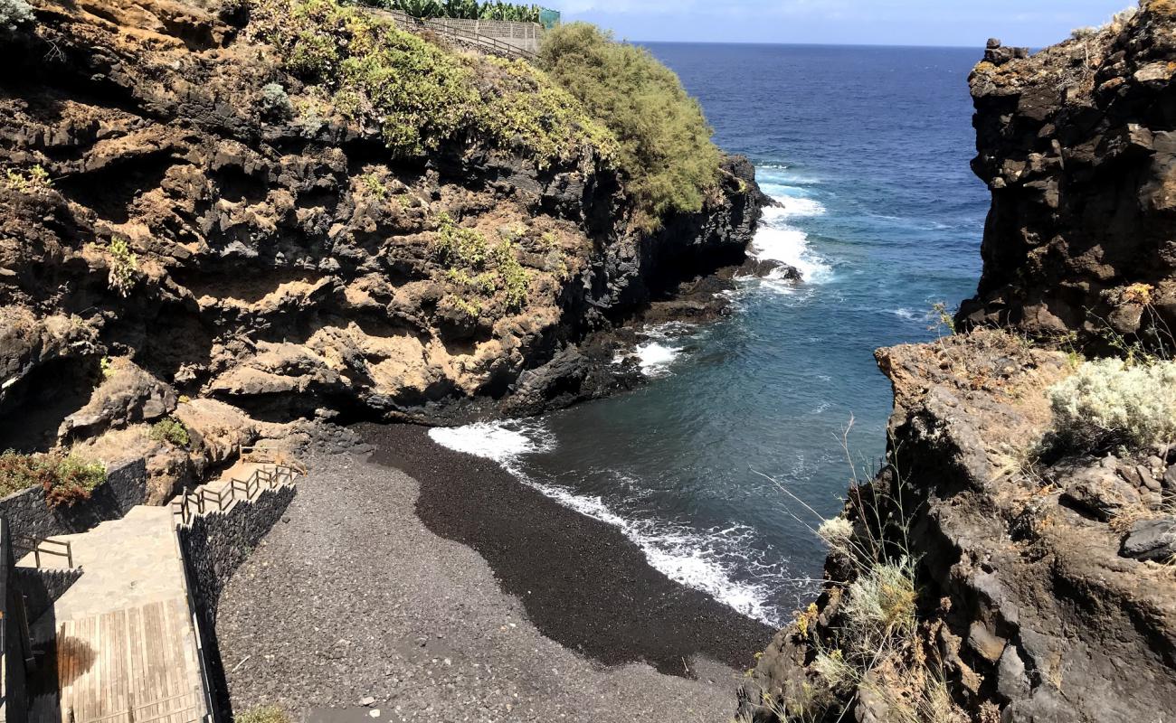 Foto de Cala misteriosa con arena/piedras blanca superficie