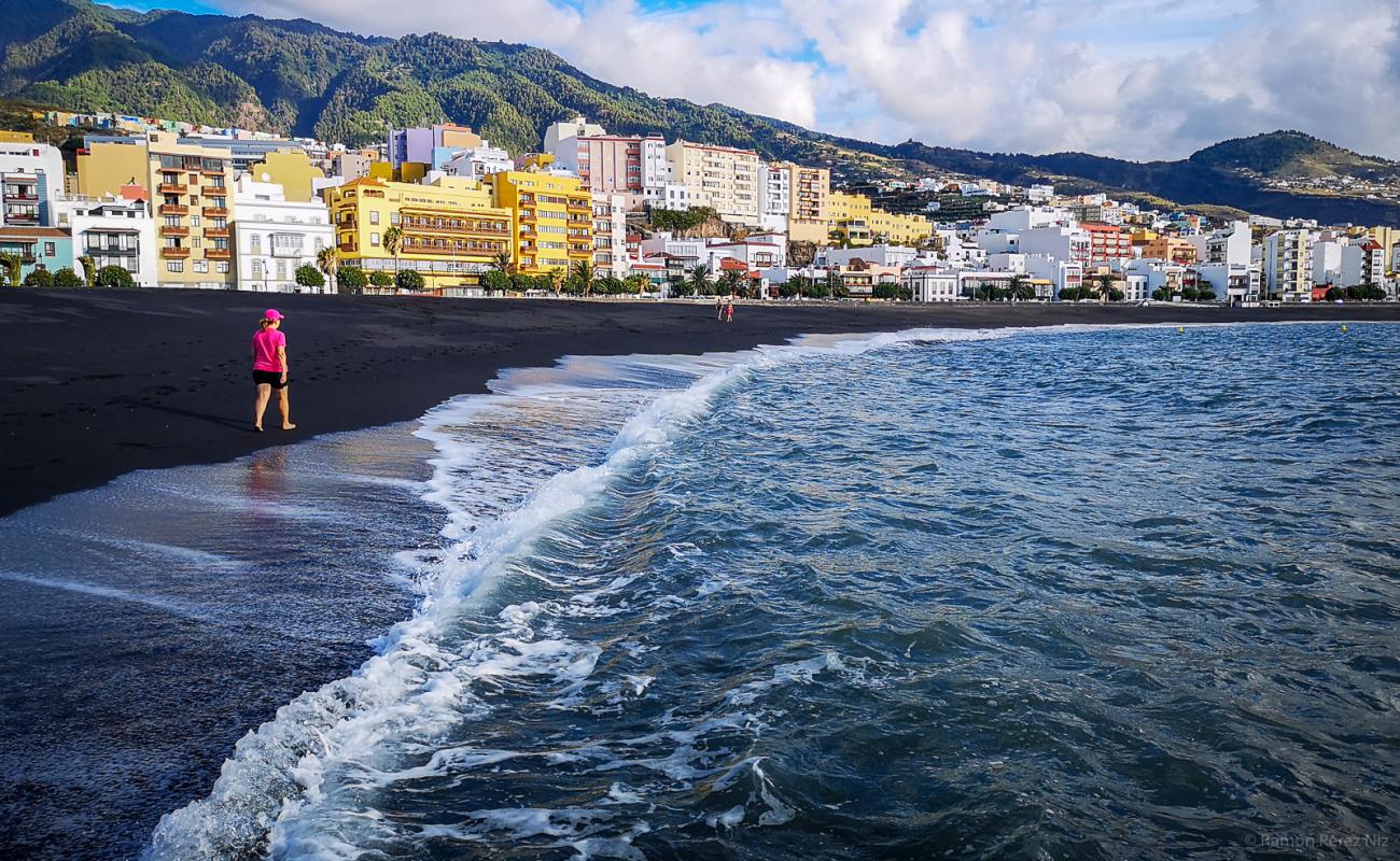 Foto de Playa de Santa Cruz con arena negra superficie