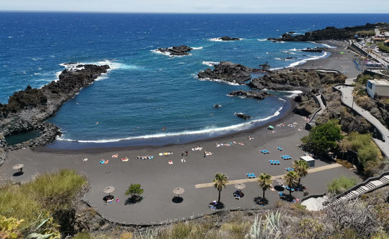 Foto de Playa de Los Cancajos con arena negra superficie