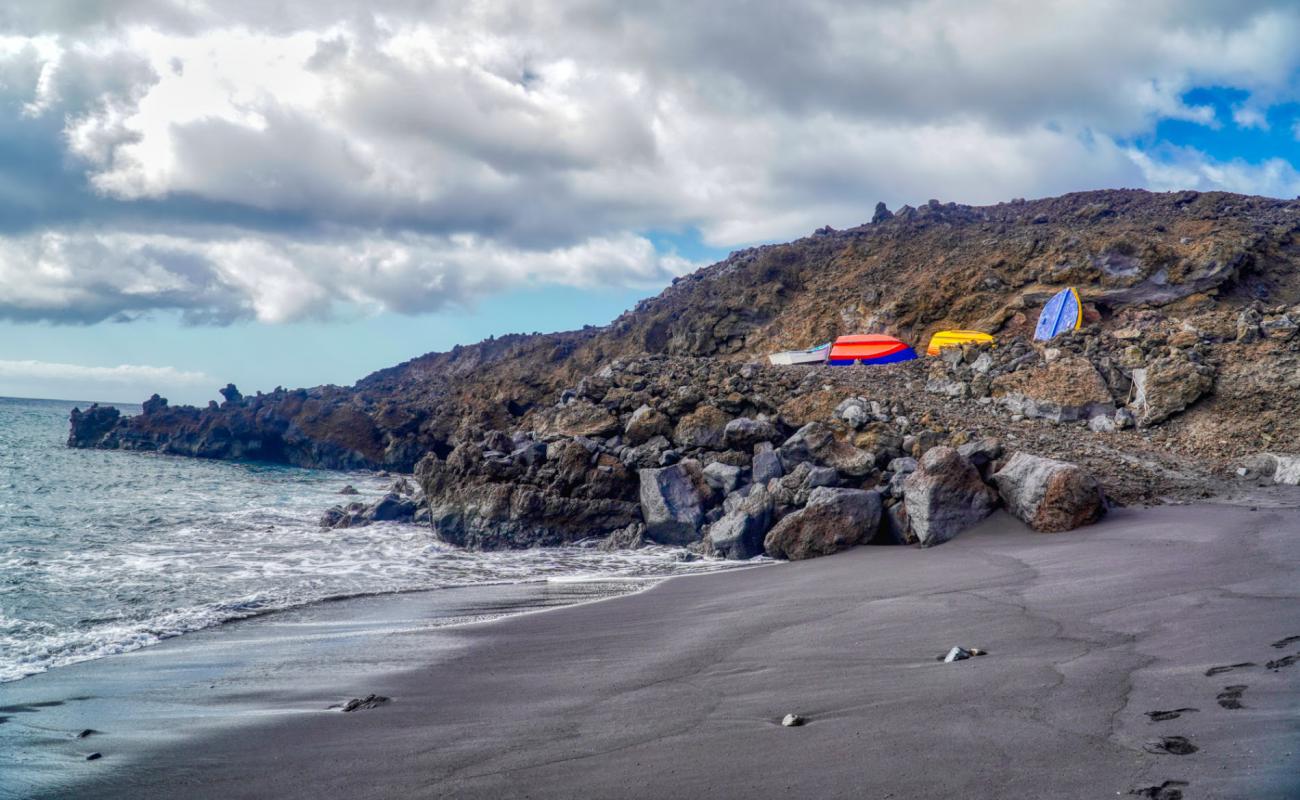 Foto de Playa de Maschalani con arena negra superficie