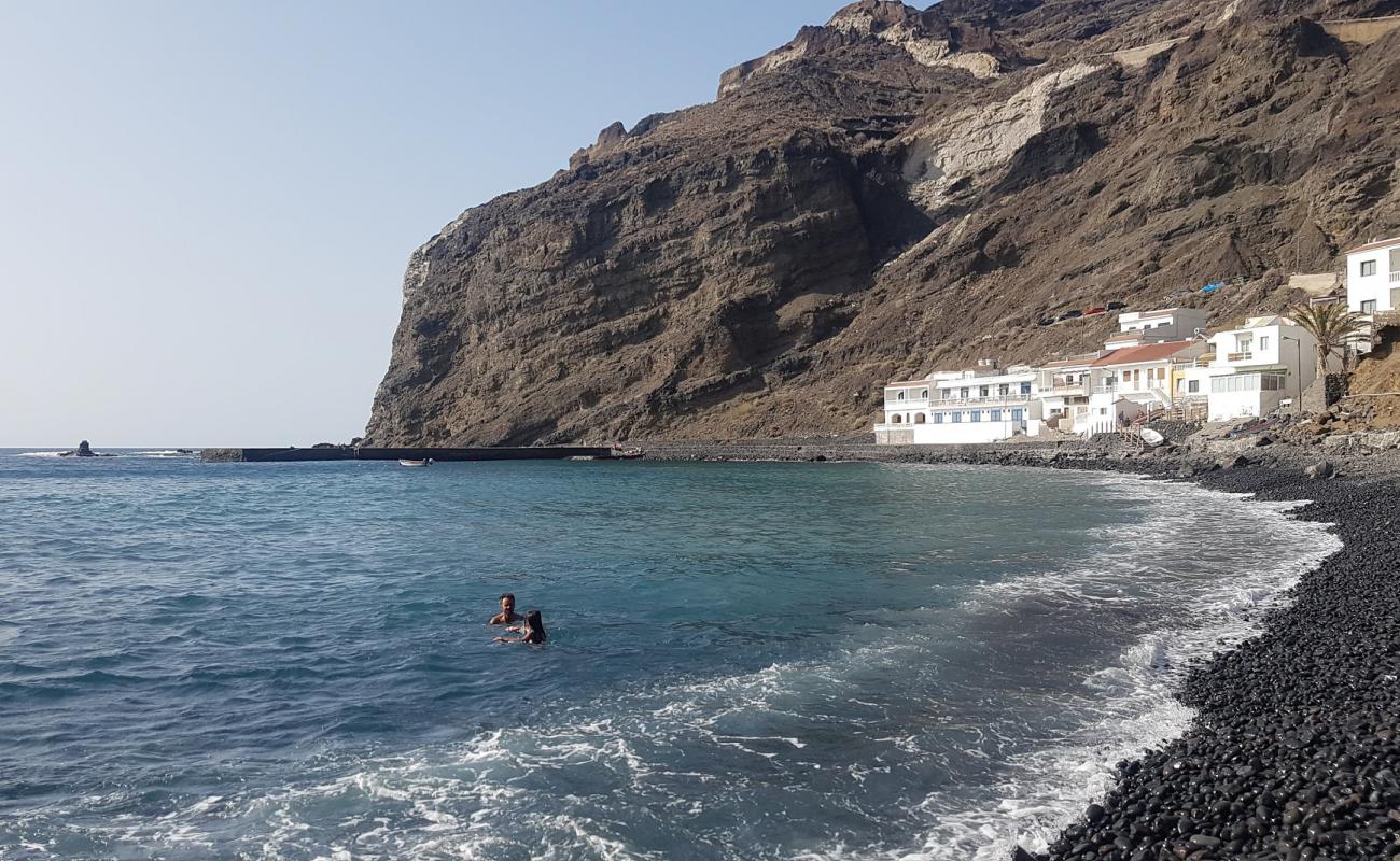 Foto de Playa Alojera con arena gris y guijarros superficie