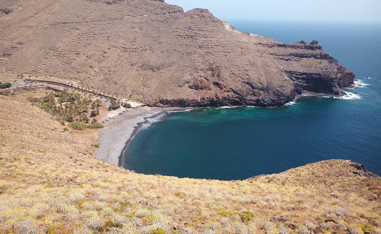 Foto de Playa de Ávalo con arena gris y piedras superficie