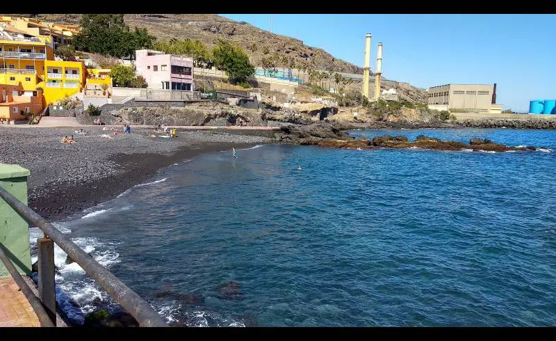 Foto de Playa Las Caletillas con arena gris y guijarros superficie