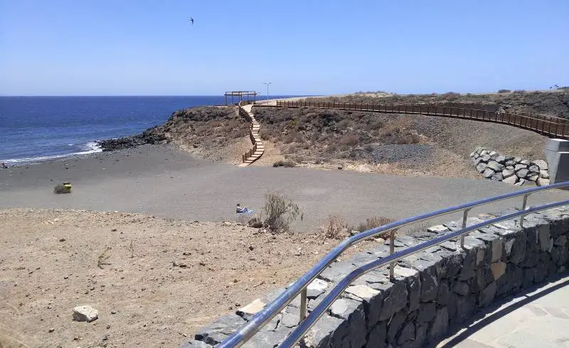 Foto de Playa Los Abrigos con arena oscura superficie