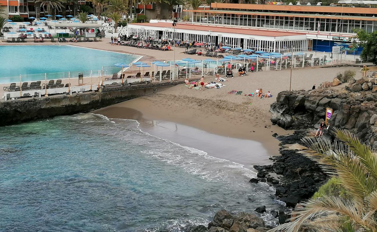 Foto de Playa La Ballena con arena/piedras marrón superficie