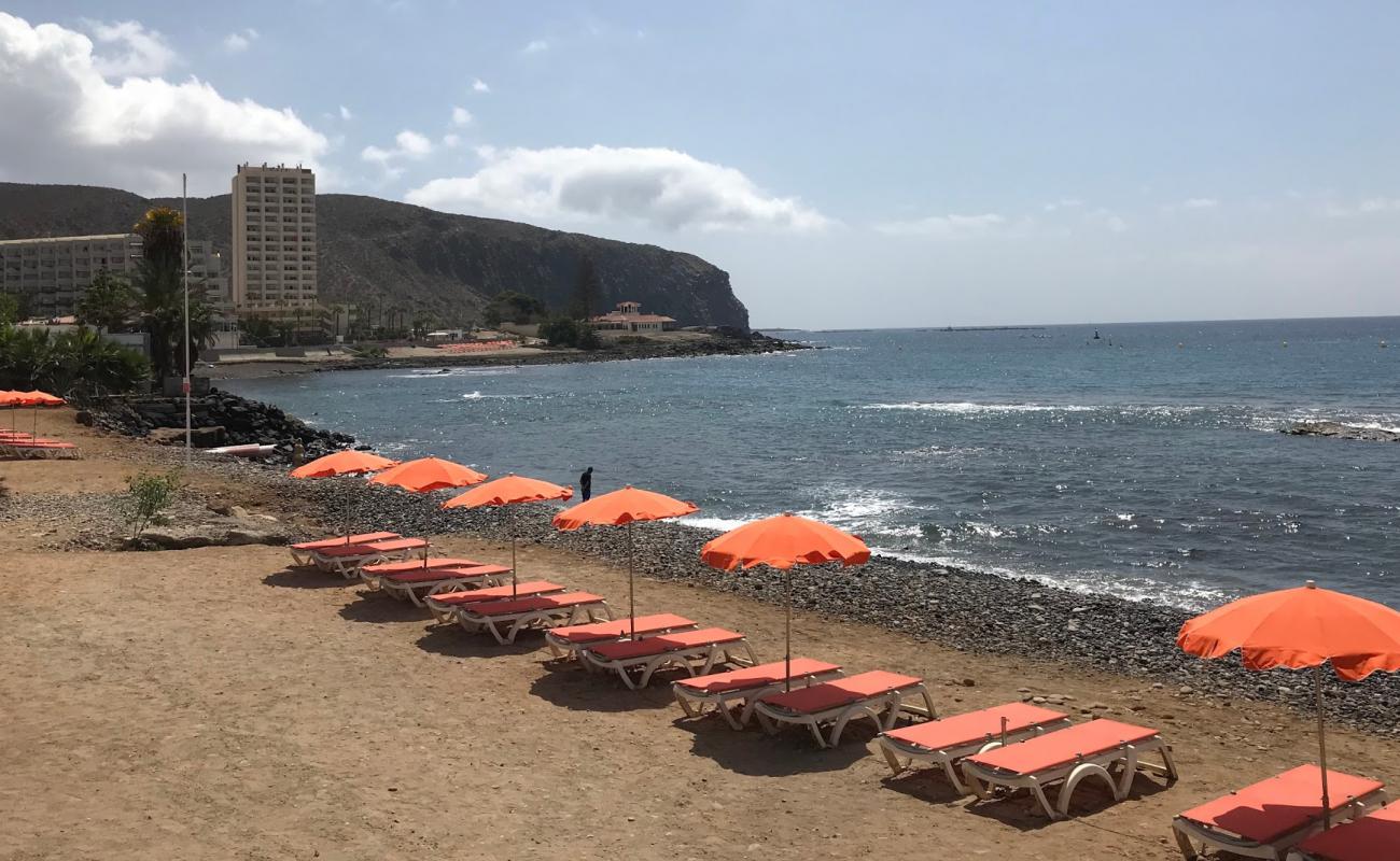 Foto de Playa De Los Tarajales con arena gris y piedras superficie