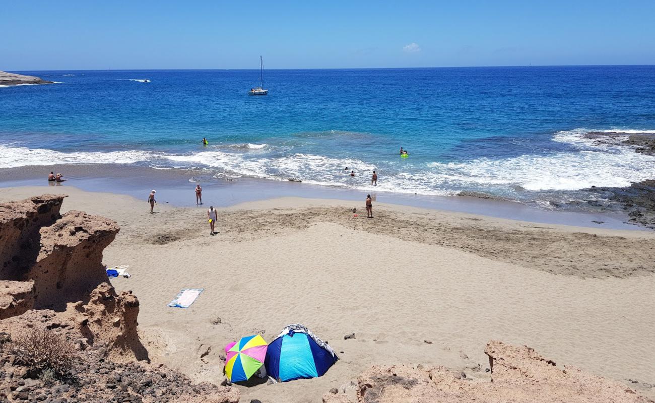 Foto de La Caleta de Adeje con brillante arena fina superficie