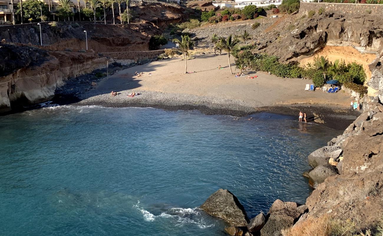 Foto de Playa Las Galgas con arena fina y guijarros superficie