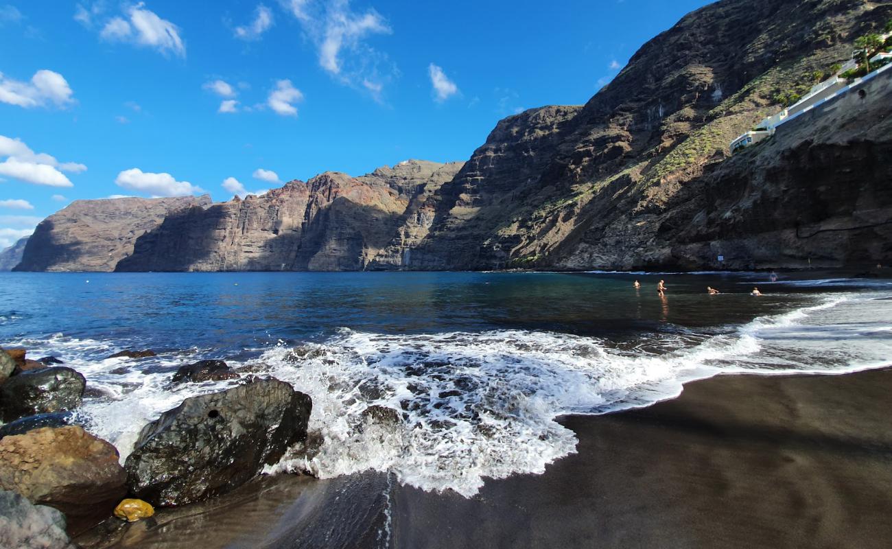 Foto de Playa de los Gigantes con arena gris superficie