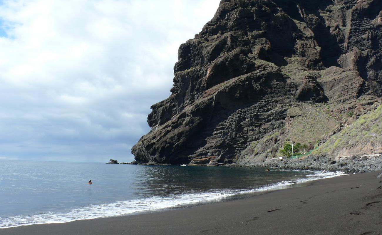 Foto de Playa de Masca con arena gris superficie