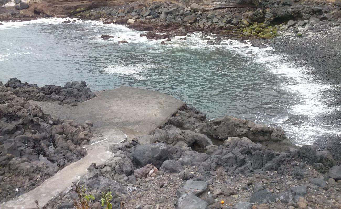 Foto de Playa El Gomero con arena gris y guijarros superficie